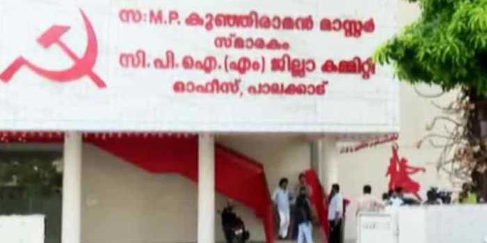 എന്റെ ഔദാര്യത്തിലാണ് നീ പാർട്ടി കമ്മിറ്റിയിൽ ഇരിക്കുന്നത്’… ഏരിയക്കമ്മിറ്റി അംഗത്തിനെതിരെ ജില്ലാ സെക്രട്ടറിയുടെ അധിക്ഷേപം, പിന്നാലെ തരംതാഴ്ത്തി, പാലക്കാട് സിപിഎമ്മിൽ കൂട്ടരാജി, മുപ്പതോളം പേർ പാർട്ടി വിടുന്നു.. ഉത്തര മലബാറിലെ നിയുക്ത എംഎൽഎയുടെ നേതൃത്വത്തിൽ പാലക്കാട് കൺവെൻഷൻ ഉണ്ടാകും, സിപിഎമ്മിലെ അതൃപ്തർ അതിൽ പങ്കെടുക്കും- പാർട്ടിവിടാൻ നിൽക്കുന്നവരുടെ വെല്ലുവിളി