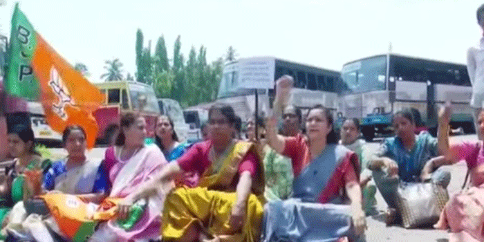 ‘വനിതകൾക്ക് കെഎസ്ആർടിസി സൗജന്യ യാത്ര നടപ്പാക്കിയില്ലെല്ലോ?‘- കോഴിക്കോടും കാസർകോടും മഹിളാ മോർച്ചാ പ്രതിഷേധം; ബസുകളിൽ കയറി മുദ്രാവാക്യം വിളിയും