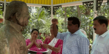 ടി കെ ഗോവിന്ദൻ കോടിയേരി ബാലകൃഷ്ണന്റെ വീട്ടിൽ: ‘തികച്ചും വ്യക്തിപരമായ സന്ദർശനം; ആരെങ്കിലും പറയുന്നത് കേട്ട് അടിമയാവാൻ കഴിയില്ല; മറ്റുള്ളവർ എന്ത് പറയുമെന്ന് ഞാൻ ചിന്തിക്കുന്നില്ല‘ – കോടിയേരിയുടെ ഭാര്യ