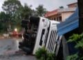 റോക്ക് ചിപ്സുമായി അമിത വേ​ഗത്തിൽ പാഞ്ഞ ലോറി നിയന്ത്രണം വിട്ട് വീടിനു മുകളിലേക്ക് മറിഞ്ഞു!! ചിപ്സും വീടിന്റെ ഭിത്തിയും തകർന്നുവീണത് ഉറങ്ങിക്കിടന്ന വയോധികയ്ക്ക് മുകളിലേക്ക്, ദാരുണാന്ത്യം, ലോറി മറിഞ്ഞത് സമീപത്തെ ഇലട്രിക് പോസ്റ്റടക്കം തകർത്ത്