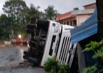 റോക്ക് ചിപ്സുമായി അമിത വേ​ഗത്തിൽ പാഞ്ഞ ലോറി നിയന്ത്രണം വിട്ട് വീടിനു മുകളിലേക്ക് മറിഞ്ഞു!! ചിപ്സും വീടിന്റെ ഭിത്തിയും തകർന്നുവീണത് ഉറങ്ങിക്കിടന്ന വയോധികയ്ക്ക് മുകളിലേക്ക്, ദാരുണാന്ത്യം, ലോറി മറിഞ്ഞത് സമീപത്തെ ഇലട്രിക് പോസ്റ്റടക്കം തകർത്ത്