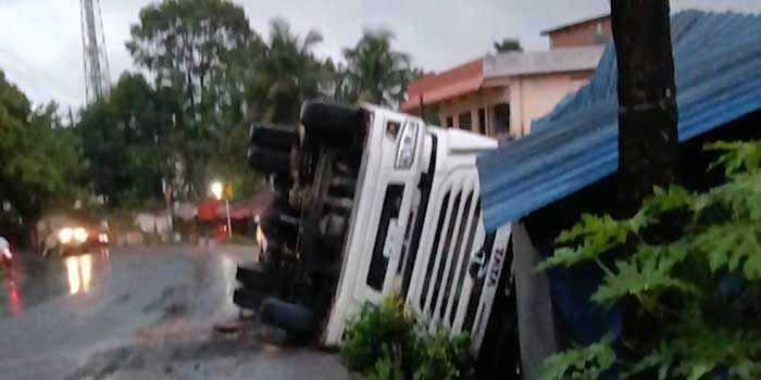 റോക്ക് ചിപ്സുമായി അമിത വേ​ഗത്തിൽ പാഞ്ഞ ലോറി നിയന്ത്രണം വിട്ട് വീടിനു മുകളിലേക്ക് മറിഞ്ഞു!! ചിപ്സും വീടിന്റെ ഭിത്തിയും തകർന്നുവീണത് ഉറങ്ങിക്കിടന്ന വയോധികയ്ക്ക് മുകളിലേക്ക്, ദാരുണാന്ത്യം, ലോറി മറിഞ്ഞത് സമീപത്തെ ഇലട്രിക് പോസ്റ്റടക്കം തകർത്ത്