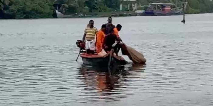 കൊലപാതകം? മൃതദേഹത്തിൽ വസ്ത്രങ്ങൾ ഇല്ല, കഴുത്തിൽ കയർ കുരുക്കി കല്ലുകെട്ടിയ നിലയിൽ കായലിൽ വയോധികയുടെ മൃതദേഹം