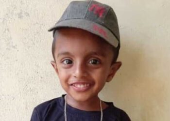 അച്ഛനൊപ്പം പെട്ടിയോട്ടോയിൽ പാടത്ത് മീൻ പിടിക്കാൻ പോകുന്നതിനിടെ അബദ്ധത്തിൽ ക്യാബിൻ ഡോർ തുറന്നുപോയി, റോഡിലേക്ക് തെറിച്ചുവീണ ആറു വയസുകാരന് ദേഹത്തുകൂടി വണ്ടിയുടെ പിൻ ചക്രം കയറിയിറങ്ങി ദാരുണാന്ത്യം