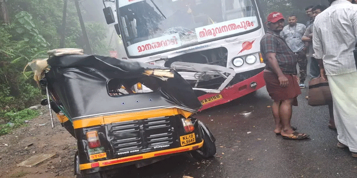 കെഎസ്ആർടിസി ബസും ഓട്ടോയും കൂട്ടിയിടിച്ച് ഒരു കുടുംബത്തിലെ മൂന്നുപേർ മരിച്ചു; സംഭവം വയനാട് പഴയ വൈത്തിരിയിൽ