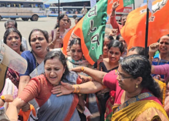 ഉറപ്പില്ലായിരുന്നുവെങ്കിൽ കൃത്യമായ തിയതി എന്തിന് പറഞ്ഞു?? സ്ത്രീകള്‍ക്ക് സൗജന്യ യാത്ര  ഉടന്‍ അനുവദിക്കണം, സ്ത്രീകളുടെ വോട്ട് വാങ്ങി  വി ഡി സതീശന്‍ അവരെ വഞ്ചിക്കുകയാണ്, ബസിൽ കയറി ഇരുന്ന് പ്രതിഷേധിച്ച് ബിജെപി പ്രവർത്തകർ