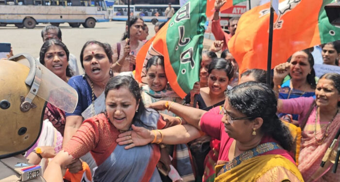 ഉറപ്പില്ലായിരുന്നുവെങ്കിൽ കൃത്യമായ തിയതി എന്തിന് പറഞ്ഞു?? സ്ത്രീകള്ക്ക് സൗജന്യ യാത്ര ഉടന് അനുവദിക്കണം, സ്ത്രീകളുടെ വോട്ട് വാങ്ങി വി ഡി സതീശന് അവരെ വഞ്ചിക്കുകയാണ്, ബസിൽ കയറി ഇരുന്ന് പ്രതിഷേധിച്ച് ബിജെപി പ്രവർത്തകർ