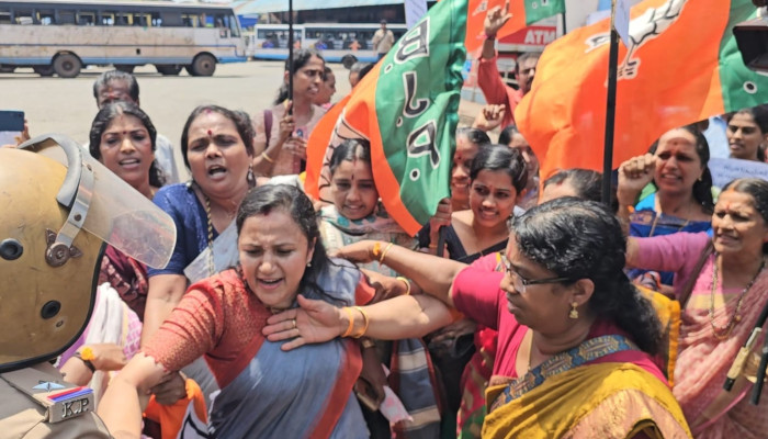 ഉറപ്പില്ലായിരുന്നുവെങ്കിൽ കൃത്യമായ തിയതി എന്തിന് പറഞ്ഞു?? സ്ത്രീകള്ക്ക് സൗജന്യ യാത്ര ഉടന് അനുവദിക്കണം, സ്ത്രീകളുടെ വോട്ട് വാങ്ങി വി ഡി സതീശന് അവരെ വഞ്ചിക്കുകയാണ്, ബസിൽ കയറി ഇരുന്ന് പ്രതിഷേധിച്ച് ബിജെപി പ്രവർത്തകർ
