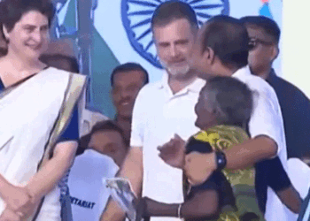 ‘സതീശൻ എനിക്ക് മകനെ പോലെയല്ല; മകൻ തന്നെയാണ്‘; വിഐപികളുടെ ഇടയിലൂടെ വേദിയിലെത്തി പുതിയ മുഖ്യമന്ത്രിയെ കെട്ടിപിടിച്ച്  സാധാരണക്കാരിയായ അമ്മാളു അമ്മ; സ്നേഹത്തിനു മുന്നിൽ പ്രോട്ടോക്കോളും സുരക്ഷാവലയവും വഴിമാറി