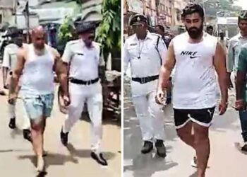 കത്തികാട്ടി ഭീഷണി, ആളുകൾ പേടിച്ച് കാണുമ്പോൾ തന്നെ കൈകൂപ്പി നിൽക്കും… കുപ്രസിദ്ധ ഗുണ്ടയെ തല മുണ്ഡനം ചെയ്ത്, സ്ലീവ്ലെസ് വെസ്റ്റ് മാത്രം ധരിപ്പിച്ച് തെരുവിലൂടെ നടത്തി പോലീസ് !! ബംഗാളിൽ കുറ്റവാളികളെ ഭയപ്പെടുത്താൻ പുതിയ തന്ത്രങ്ങളിറക്കി ബിജെപി സർക്കാർ