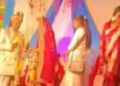 വിവാഹമണ്ഡപത്തില്‍ നിന്ന് സദസിലേക്കോടി, പിന്നാലെ കയ്യിലിരുന്ന വരണമാല്യം കാമുകന്റെ കഴുത്തിലിട്ട് യുവതി, വധുവിനെ പിടിക്കാന്‍ പുറകെയോടി ബന്ധുക്കള്‍, കച്ചുനിന്ന് വരന്‍