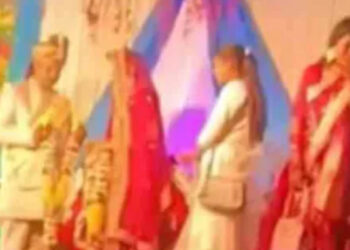 വിവാഹമണ്ഡപത്തില്‍ നിന്ന് സദസിലേക്കോടി, പിന്നാലെ കയ്യിലിരുന്ന വരണമാല്യം കാമുകന്റെ കഴുത്തിലിട്ട് യുവതി, വധുവിനെ പിടിക്കാന്‍ പുറകെയോടി ബന്ധുക്കള്‍, കച്ചുനിന്ന് വരന്‍