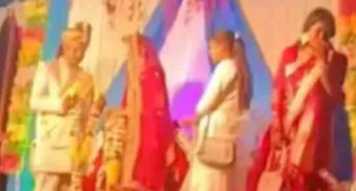 വിവാഹമണ്ഡപത്തില്‍ നിന്ന് സദസിലേക്കോടി, പിന്നാലെ കയ്യിലിരുന്ന വരണമാല്യം കാമുകന്റെ കഴുത്തിലിട്ട് യുവതി, വധുവിനെ പിടിക്കാന്‍ പുറകെയോടി ബന്ധുക്കള്‍, കച്ചുനിന്ന് വരന്‍