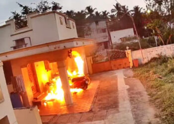 ക്രിമിനല്‍ കേസില്‍ പ്രതിയാണെന്നറിഞ്ഞതോടെ പ്രണയബന്ധം ഉപേക്ഷിച്ചു, പിന്നാലെ വധഭീഷണി, യുവതിയുടെ വീടിന് നേരെ പെട്രോള്‍ ബോംബെറിഞ്ഞ് യുവാവ്, ബൈക്കും ഗൃഹോപകരണങ്ങളും കത്തിനശിച്ചു