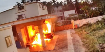 ക്രിമിനല് കേസില് പ്രതിയാണെന്നറിഞ്ഞതോടെ പ്രണയബന്ധം ഉപേക്ഷിച്ചു, പിന്നാലെ വധഭീഷണി, യുവതിയുടെ വീടിന് നേരെ പെട്രോള് ബോംബെറിഞ്ഞ് യുവാവ്, ബൈക്കും ഗൃഹോപകരണങ്ങളും കത്തിനശിച്ചു