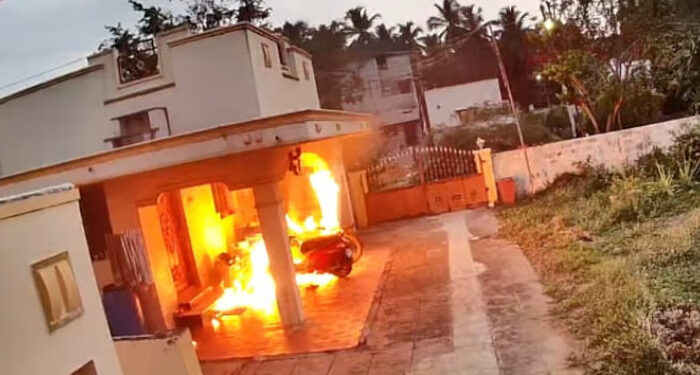 ക്രിമിനല് കേസില് പ്രതിയാണെന്നറിഞ്ഞതോടെ പ്രണയബന്ധം ഉപേക്ഷിച്ചു, പിന്നാലെ വധഭീഷണി, യുവതിയുടെ വീടിന് നേരെ പെട്രോള് ബോംബെറിഞ്ഞ് യുവാവ്, ബൈക്കും ഗൃഹോപകരണങ്ങളും കത്തിനശിച്ചു