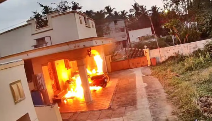 ക്രിമിനല് കേസില് പ്രതിയാണെന്നറിഞ്ഞതോടെ പ്രണയബന്ധം ഉപേക്ഷിച്ചു, പിന്നാലെ വധഭീഷണി, യുവതിയുടെ വീടിന് നേരെ പെട്രോള് ബോംബെറിഞ്ഞ് യുവാവ്, ബൈക്കും ഗൃഹോപകരണങ്ങളും കത്തിനശിച്ചു