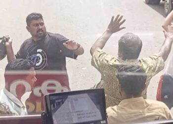 റോങ് സൈഡിൽ വന്ന് അശ്രദ്ധമായി ബസിന്റെ മുന്നിലേക്ക് ബൈക്ക് വെട്ടിച്ചുകയറ്റി, ചോദ്യം ചെയ്ത ഡ്രൈവറെ ബസിൽ നിന്ന് വലിച്ചിറക്കി ഹെൽമെറ്റിന് അടിച്ച് ദമ്പതികൾ, ​പരുക്കേറ്റ ഡ്രൈവർ ആശുപത്രിയിൽ, കേസ്