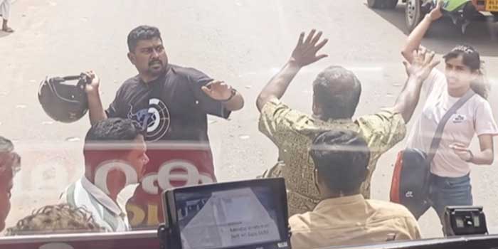 റോങ് സൈഡിൽ വന്ന് അശ്രദ്ധമായി ബസിന്റെ മുന്നിലേക്ക് ബൈക്ക് വെട്ടിച്ചുകയറ്റി, ചോദ്യം ചെയ്ത ഡ്രൈവറെ ബസിൽ നിന്ന് വലിച്ചിറക്കി ഹെൽമെറ്റിന് അടിച്ച് ദമ്പതികൾ, ​പരുക്കേറ്റ ഡ്രൈവർ ആശുപത്രിയിൽ, കേസ്