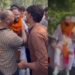 നിയമ വിദ്യാർത്ഥിനിയെ അഭിഭാഷകനെ പരിചയപ്പെടുത്താമെന്ന വ്യാജേന ഫ്ലാറ്റിലേക്ക് കൂട്ടിക്കൊണ്ടുപോയി ബലാത്സംഗം ചെയ്തു!! ജയിലിൽ നിന്ന് ഒൻപത് മാസം കഴിഞ്ഞ് ജാമ്യത്തിലിറങ്ങിയ ഹിന്ദു യുവ വാഹിനിയുടെ മുൻ അംഗത്തെ മാലയിട്ട്, റോഡ് ഷോ നടത്തി സ്വീകരിച്ച് അനുയായികൾ, ‘വി’ സൈൻ കാട്ടി, മുദ്രാവാക്യങ്ങൾ വിളികളോടെ പ്രതിക്ക് ‘ഹീറോ’ വരവേൽപ്പ്- വീഡിയോ
