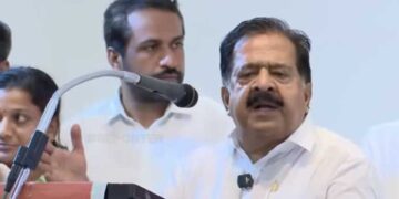 ‘മനസാക്ഷിയുള്ള ആരെങ്കിലും ചെയ്യുമോ അത്? ആലപ്പുഴയിൽ രണ്ട് ചെറുപ്പക്കാരെ പേപ്പട്ടിയെ പോലെയല്ലേ മുഖ്യമന്ത്രിയുടെ ഗൺമാൻമാർ തല്ലിച്ചതച്ചത്, ചില കാര്യങ്ങളൊന്നും നമുക്ക് അങ്ങനെ പെട്ടെന്ന് മറന്നു പോകാൻ കഴിയില്ല, SIT അന്വേഷണത്തിൽ ആഭ്യന്തര മന്ത്രി ഇടപെടില്ല’- ചെന്നിത്തല