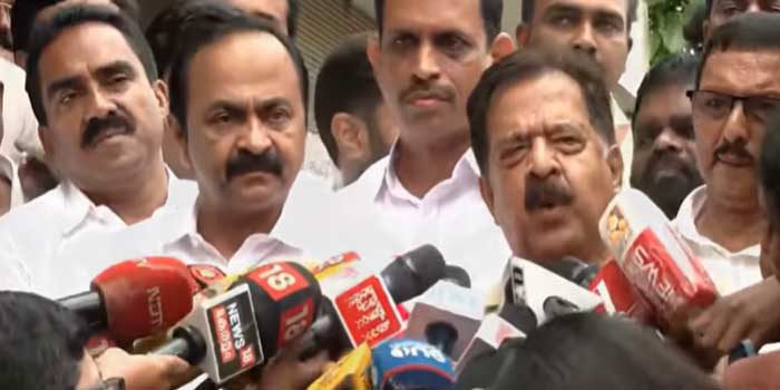 ‘ഞങ്ങൾ തമ്മിൽ എന്ത് ഉപാധി, ഒരു ഉപാധിയുമില്ല…10 വർഷത്തെ എൽഡിഎഫ് ഭരണത്തിൽ നിന്ന് കേരളത്തെ മോചിപ്പിക്കാനുള്ള ദൗത്യം അദ്ദേഹത്തെയാണ് ഹൈക്കമാൻഡ് ഏൽപ്പിച്ചിട്ടുള്ളത്, ഞങ്ങളെല്ലാവരും കൂടി അത് നിറവേറ്റും’- ചെന്നിത്തല!! ‘എന്റെ ലീഡറാണ് അദ്ദേഹം, ഞാൻ ചെറുപ്പം മുതൽ വരുന്ന വീടാണ്, ഞാൻ അദ്ദേഹത്തെ കാണണ്ടേ?’– സതീശൻ