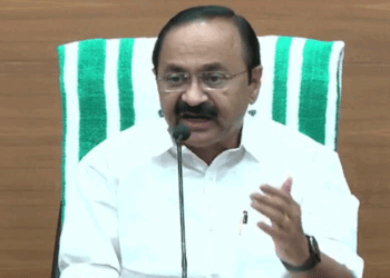 മുഖ്യമന്ത്രിയെ അപമാനിച്ച് ഫേസ്ബുക്ക് പോസ്റ്റിട്ട അധ്യാപകന്റെ സസ്പെൻഷൻ പിൻവലിച്ച് വി.ഡി സതീശൻ; സി.എം ഓഫീസിന്റെ പരാതിയില്ലാതെയുള്ള നടപടിയായിരുന്നു