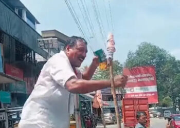 “വി ഡിയെ മുഖ്യമന്ത്രിയാക്കണം, ഇല്ലെങ്കില്‍ ആത്മഹത്യ ചെയ്യും”,  ദേഹത്ത് പെട്രോളൊഴിച്ച് കയ്യില്‍ ലൈറ്ററുമായി കോണ്‍ഗ്രസ് പ്രവര്‍ത്തകന്‍
