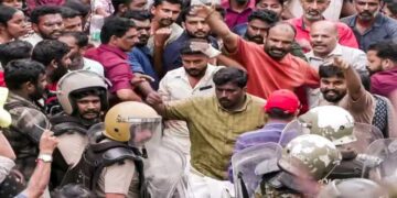 അറസ്റ്റ് ചെയ്യാൻ വന്ന പോലീസിനോട് ആദ്യത്തെ വി ശിവൻകുട്ടിയുടെ ഡയലോ​ഗ് ഇങ്ങനെ- ‘പാർട്ടി ഓഫീസിൽ പോലീസ് കയറില്ല, കയറണമെങ്കിൽ ഞങ്ങളെ അറസ്റ്റ് ചെയ്ത ശേഷം മാത്രമേ സാധിക്കൂ’!! പിന്നാലെ- ‘പ്രതികളെ തരാം അവരെ പിടിച്ചുവെക്കില്ല, പക്ഷെ പോലീസ് പാർട്ടി ഓഫീസിനകത്ത് കയറാൻ അനുവദിക്കില്ല’… ഇഡി വാഹനം ആക്രമിച്ച കേസിൽ നാലുപേർ അറസ്റ്റിൽ
