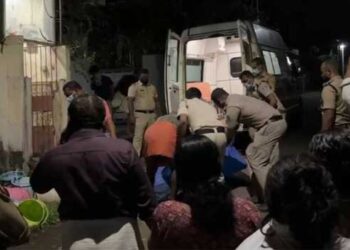 അമ്മയെവിടെയെന്ന ചോദ്യത്തിന് അസുഖമായിട്ട് കിടക്കുവാണെന്ന മറുപടി മാത്രം, കടുത്ത ദുർ​ഗന്ധത്തിന്റെ കാരണമന്വേഷിച്ചെത്തിയ ബന്ധു കണ്ടത് ഈച്ചയാർക്കുന്ന മൃതദേഹം!! അമ്മ മരിച്ചതറിയാതെ മാനസിക അസ്വാസ്ഥ്യമുള്ള ഏകമകൻ അമ്മയ്ക്ക് കാവലിരുന്നത് മൂന്നു ദിവസം…