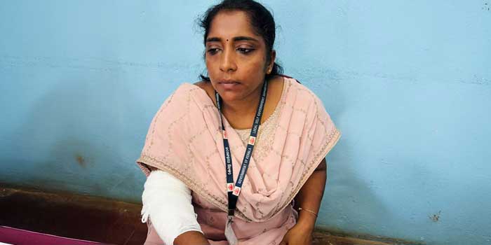 വിധവാ പെൻഷൻ ആവശ്യവുമായെത്തിയ സ്ത്രീ റവന്യൂ ഇൻസ്പെടറുടെ കൈ കടിച്ചുമുറിച്ചു, അസഭ്യം പറഞ്ഞ് മു‌ടിക്കു കുത്തിപ്പിടിച്ചു, ഓഫിസിലെ ഫയലുകൾ വലിച്ചെറിഞ്ഞു, ആക്രമണത്തിൽ മറ്റു രണ്ടുപേർക്കും പരുക്ക്!! പ്രകോപനത്തിനു പിന്നിൽ പുനർ വിവാഹിതയല്ലെന്ന രേഖ സമർപ്പിക്കാൻ ഉദ്യോഗസ്ഥർ ആവശ്യപ്പെട്ടത്