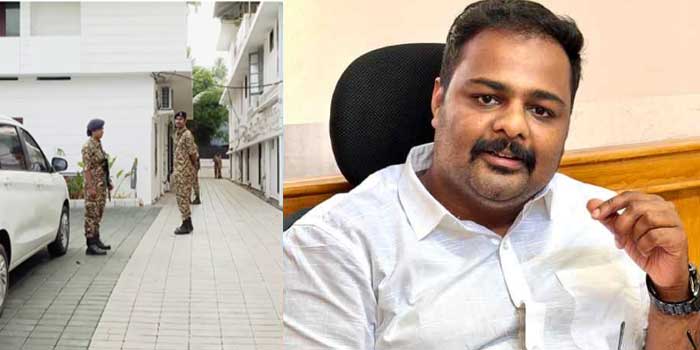 ‘അത് വീട്ടിൽ പോയി ചോദിച്ചാൽ മതി’ എന്ന് പറഞ്ഞത് കേട്ടത് ഇഡിയാണെന്ന് തോന്നുന്നു, അതുകൊണ്ടാണ് ഇ ഡി പിണറായിയുടെ വീട്ടിലും ബന്ധുവീടുകളിലും എത്തിയത്- പരിഹസിച്ച് കോൺഗ്രസ് നേതാവ്