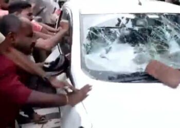 ‘ഞാനും ഒരു സിപിഎം അനുഭാവിയാണ്, കാർ തല്ലിത്തകർത്തവർക്ക് അതറിയില്ലല്ലോ ജീവിതമാർഗമാണിതെന്ന്, നമ്പർ പ്ലേറ്റ് നോക്കുമ്പോൾ ഇ.ഡി യുടെ വണ്ടിയാണെങ്കിൽ കുഴപ്പമില്ല, ഇത് നമ്മൾ കാശ് മുടക്കി വാങ്ങി ഓടിക്കുന്ന വണ്ടിയാണ്’… ഇഡി ഉദ്യോ​ഗസ്ഥരുടേതെന്ന പേരിൽ സിപിഎം പ്രവർത്തകർ തകർത്തത് ടാക്സി കാർ
