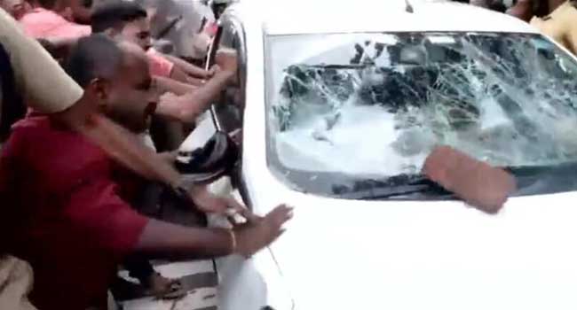 ‘ഞാനും ഒരു സിപിഎം അനുഭാവിയാണ്, കാർ തല്ലിത്തകർത്തവർക്ക് അതറിയില്ലല്ലോ ജീവിതമാർഗമാണിതെന്ന്, നമ്പർ പ്ലേറ്റ് നോക്കുമ്പോൾ ഇ.ഡി യുടെ വണ്ടിയാണെങ്കിൽ കുഴപ്പമില്ല, ഇത് നമ്മൾ കാശ് മുടക്കി വാങ്ങി ഓടിക്കുന്ന വണ്ടിയാണ്’… ഇഡി ഉദ്യോഗസ്ഥരുടേതെന്ന പേരിൽ സിപിഎം പ്രവർത്തകർ തകർത്തത് ടാക്സി കാർ