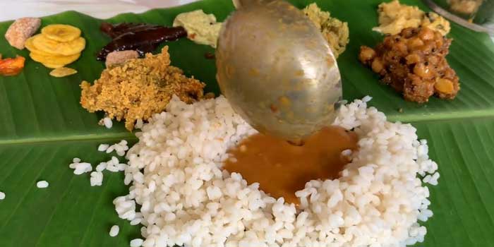 വിവാഹ സദ്യ വരന്റെ സഹോദരിയും ഭർത്താവും കുടുംബക്കാരുമെത്തിയപ്പോൾ മേശയും മറ്റും വൃത്തിയാക്കുന്നതിനാൽ അപ്പുറത്തെ ടേബിളിലേക്ക് മാറിയിരിക്കാൻ ആവശ്യപ്പെട്ടു, പിന്നാലെ നടന്നത് അടിയുടെ പൊടിപൂരം, വരന്റെ ബന്ധുവും കേറ്ററിങ് ജീവനക്കാരും ഉൾപ്പെടെ എട്ട് പേർക്ക് പരുക്ക്