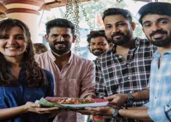 മഞ്ജു വാര്യർ കേന്ദ്ര കഥാപാത്രമാകുന്ന ആനന്ദ് മേനൻ ചിത്രം “ഹാപ്പിലൂപ്പിന്റെ” പൂജാ ചടങ്ങ് പൂർത്തിയായി, ഷൂട്ടിംഗ് നാളെമുതൽ