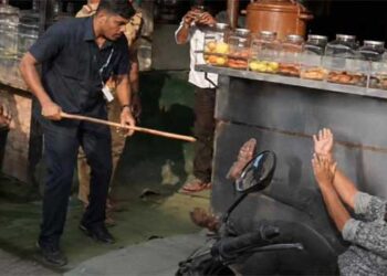 ‘ഗൺമാൻമാരുടെ നടപടി പോലീസിന് അവമതിപ്പുണ്ടാക്കുന്നത്’… എസ്പി ചൈത്ര തെരേസയുടെ റിപ്പോർട്ട് ആഭ്യന്തര വകുപ്പ് പൂഴ്ത്തി, എസ്പിയെ ആലപ്പുഴയിൽ നിന്ന് സ്ഥലം മാറ്റി!! യൂത്ത് കോൺഗ്രസ് നേതാക്കളെ മ‍ർദിച്ച നാല് ഗൺമാൻമാർക്കെതിരേയും നടപടി വരും, മർദനം ചട്ടവിരുദ്ധം-എസ്ഐടി റിപ്പോർട്ട്