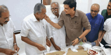 ‘കോരന്റെ മകനെ അംഗീകരിക്കാനാവാത്ത ഫ്യൂഡൽ വരേണ്യത നിരന്തരം സഖാവിനെ ആക്രമിക്കുന്നു; പ്രായമായെന്ന് ആക്ഷേപിക്കുന്നവരേ…അവഗണിക്കപ്പെട്ടവരുടെ ശബ്ദമായി ഈ മനുഷ്യൻ ഇനിയുമുണ്ടാകും‘- പിണറായ്ക്ക് ജന്മദിനാശംസകളുമായ് റിയാസ്