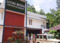 ആറാം ക്ലാസുകാരന്റെ കാലിൽ കയറുകെട്ടി തല കീഴായി ഫാനിന്റെ ഹുക്കിൽ കെട്ടിത്തൂക്കി, കൂടുതൽ ഉപദ്രവിച്ചത് പാചകക്കാരൻ, സുപ്രണ്ട് കുട്ടിയുടെ ചെകിട്ടത്ത് അടിച്ചു!! മുൻപും കുട്ടിയെ ഉപദ്രവിച്ചിട്ടുണ്ട്, കുട്ടിയെ നോക്കാൻ യാതൊരു നിവർത്തിയില്ലാത്തത് കൊണ്ടാണ് ഹോസ്‌റ്റലിൽ നിർത്തുന്നത്… കുട്ടിയുടെ പിതാവ്, വാർഡനും കുക്കും അറസ്റ്റിൽ, പ്രതിഷേധം