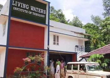 ആറാം ക്ലാസുകാരന്റെ കാലിൽ കയറുകെട്ടി തല കീഴായി ഫാനിന്റെ ഹുക്കിൽ കെട്ടിത്തൂക്കി, കൂടുതൽ ഉപദ്രവിച്ചത് പാചകക്കാരൻ, സൂപ്രണ്ട് കുട്ടിയുടെ ചെകിട്ടത്ത് അടിച്ചു!! മുൻപും കുട്ടിയെ ഉപദ്രവിച്ചിട്ടുണ്ട്, ‘കുട്ടിയെ നോക്കാൻ യാതൊരു നിവർത്തിയുമില്ലാത്തത് കൊണ്ടാണ് ഹോസ്‌റ്റലിൽ നിർത്തുന്നത്’… കുട്ടിയുടെ പിതാവ്, വാർഡനും കുക്കും അറസ്റ്റിൽ, പ്രതിഷേധം