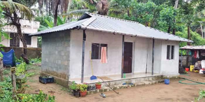ഉറക്കത്തിൽ കഴുത്തിലൂടെ എന്തോ ഉഴഞ്ഞു പോകുന്നതുപോലെ, ഉടനെ ഒരുകൈകൊണ്ട് അതിനെ തട്ടിക്കളഞ്ഞു… നോക്കിയപ്പോൾ അണലി, തൃപ്രയാറിൽ 15 കാരി പാമ്പ് കടിയേൽക്കാതെ രക്ഷപ്പെട്ടു