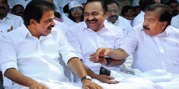 മൂന്നിലൊരാൾ…ആ പേര് അടങ്ങിയ മുദ്രവച്ച കവർ ഭദ്രം; ആരാവും മുഖ്യമന്ത്രിയെന്ന് മണിക്കൂറുകൾക്കുള്ളിലറിയാം; അടിയന്തര നിയമസഭാകക്ഷി യോഗത്തിനായി നിർദ്ദിഷ്ട എംഎൽഎമാർ തിരുവനന്തപുരത്തേയ്ക്ക്