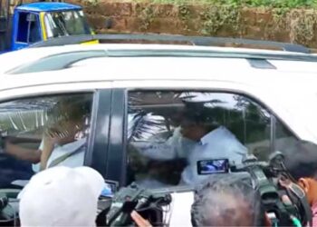 ‘ഞങ്ങൾ കെ. സുധാകരനെ കാണാൻ വേണ്ടി വന്നതാണ്, സാധാരണ രീതിയിൽ കാണാൻ വരുന്ന പോലെ കാണാൻ വന്നതാണ്…. നേതാക്കൾ!! നാളെ നേതാക്കളെ ഡൽഹിക്ക് വിളിച്ചുവരുത്താനിരിക്കെ കെ സുധാകരന്റെ വീട്ടിൽ കെസി-കെഎസ് പക്ഷക്കാരുടെ രഹസ്യയോ​ഗം, വിവരമറിഞ്ഞെത്തിയ മാധ്യമപ്രവർത്തകരെ കണ്ടതോടെ നേതാക്കൾ നൈസായി മുങ്ങി