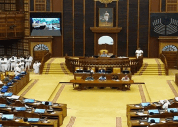പേപ്പറുകൾക്കും ഇടയ്ക്ക് കയറിയുള്ള പറച്ചിലുകൾക്കും വിട, എല്ലാം ഡിജിറ്റൽ; വരുന്നത് ഹൈടെക്ക് നിയമസഭ; രാജ്യത്തെ ആദ്യ സമ്പൂർണ്ണ ഇ-നിയമസഭയാവുനുള്ള തയ്യാറെടുപ്പിൽ കേരളം