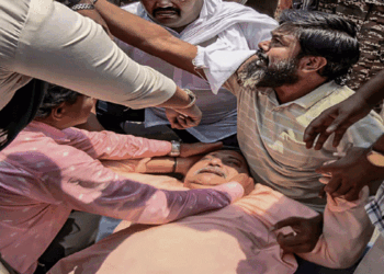 നടുറോഡില്‍ തലക്കിടിച്ച് വീഴ്ത്തി; വീണപ്പോൾ ആൾക്കൂട്ടം ഇരമ്പിപാഞ്ഞെത്തി മർദ്ദിച്ചു; ബം​ഗാളിൽ കല്യാണ്‍ ബാനര്‍ജി എം.പിക്ക് നേരെയും ആക്രമണം
