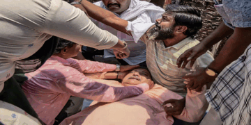 നടുറോഡില് തലക്കിടിച്ച് വീഴ്ത്തി; വീണപ്പോൾ ആൾക്കൂട്ടം ഇരമ്പിപാഞ്ഞെത്തി മർദ്ദിച്ചു; ബംഗാളിൽ കല്യാണ് ബാനര്ജി എം.പിക്ക് നേരെയും ആക്രമണം