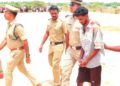കുറുക്കന്മാർ വരുന്ന കണ്ടപ്പോൾ കയ്യിലിരുന്ന കുഞ്ഞിനെ മണലിൽ കിടത്തി കുഴിയെടുത്തു ഫാത്തിമയെ കുഴിച്ചിട്ടു, തിരിയാതിരിക്കാൻ അവിടെ കിടന്ന പായ അതിനു മുകളിലിട്ടു, വീട്ടിലെത്തിയപ്പോൾ ഭാര്യയെവിടെയെന്ന് ചോദിച്ചപ്പോൾ അവളുടെ വീട്ടിലെന്ന് മറുപടി, വീട്ടിൽ നിന്നിറങ്ങി അടുത്ത പള്ളിയിൽ കയറി നിസ്കരിച്ച ശേഷം റെയിൽവേ സ്റ്റേഷനിലേക്ക്