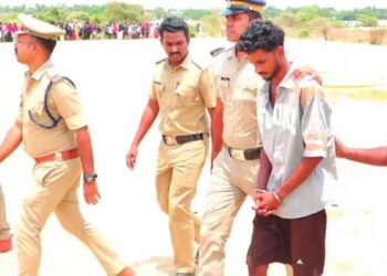 കുറുക്കന്മാർ വരുന്ന കണ്ടപ്പോൾ കയ്യിലിരുന്ന കുഞ്ഞിനെ മണലിൽ കിടത്തി കുഴിയെടുത്തു ഫാത്തിമയെ കുഴിച്ചിട്ടു, തിരിയാതിരിക്കാൻ അവിടെ കിടന്ന പായ അതിനു മുകളിലിട്ടു, വീട്ടിലെത്തിയപ്പോൾ ഭാര്യയെവിടെയെന്ന് ചോദിച്ചപ്പോൾ അവളുടെ വീട്ടിലെന്ന് മറുപടി, വീട്ടിൽ നിന്നിറങ്ങി അടുത്ത പള്ളിയിൽ കയറി നിസ്കരിച്ച ശേഷം റെയിൽവേ സ്റ്റേഷനിലേക്ക്