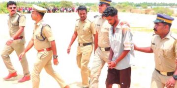 കുറുക്കന്മാർ വരുന്ന കണ്ടപ്പോൾ കയ്യിലിരുന്ന കുഞ്ഞിനെ മണലിൽ കിടത്തി കുഴിയെടുത്തു ഫാത്തിമയെ കുഴിച്ചിട്ടു, തിരിയാതിരിക്കാൻ അവിടെ കിടന്ന പായ അതിനു മുകളിലിട്ടു, വീട്ടിലെത്തിയപ്പോൾ ഭാര്യയെവിടെയെന്ന് ചോദിച്ചപ്പോൾ അവളുടെ വീട്ടിലെന്ന് മറുപടി, വീട്ടിൽ നിന്നിറങ്ങി അടുത്ത പള്ളിയിൽ കയറി നിസ്കരിച്ച ശേഷം റെയിൽവേ സ്റ്റേഷനിലേക്ക്