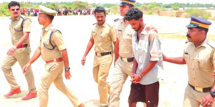 കുറുക്കന്മാർ വരുന്ന കണ്ടപ്പോൾ കയ്യിലിരുന്ന കുഞ്ഞിനെ മണലിൽ കിടത്തി കുഴിയെടുത്തു ഫാത്തിമയെ കുഴിച്ചിട്ടു, തിരിയാതിരിക്കാൻ അവിടെ കിടന്ന പായ അതിനു മുകളിലിട്ടു, വീട്ടിലെത്തിയപ്പോൾ ഭാര്യയെവിടെയെന്ന് ചോദിച്ചപ്പോൾ അവളുടെ വീട്ടിലെന്ന് മറുപടി, വീട്ടിൽ നിന്നിറങ്ങി അടുത്ത പള്ളിയിൽ കയറി നിസ്കരിച്ച ശേഷം റെയിൽവേ സ്റ്റേഷനിലേക്ക്